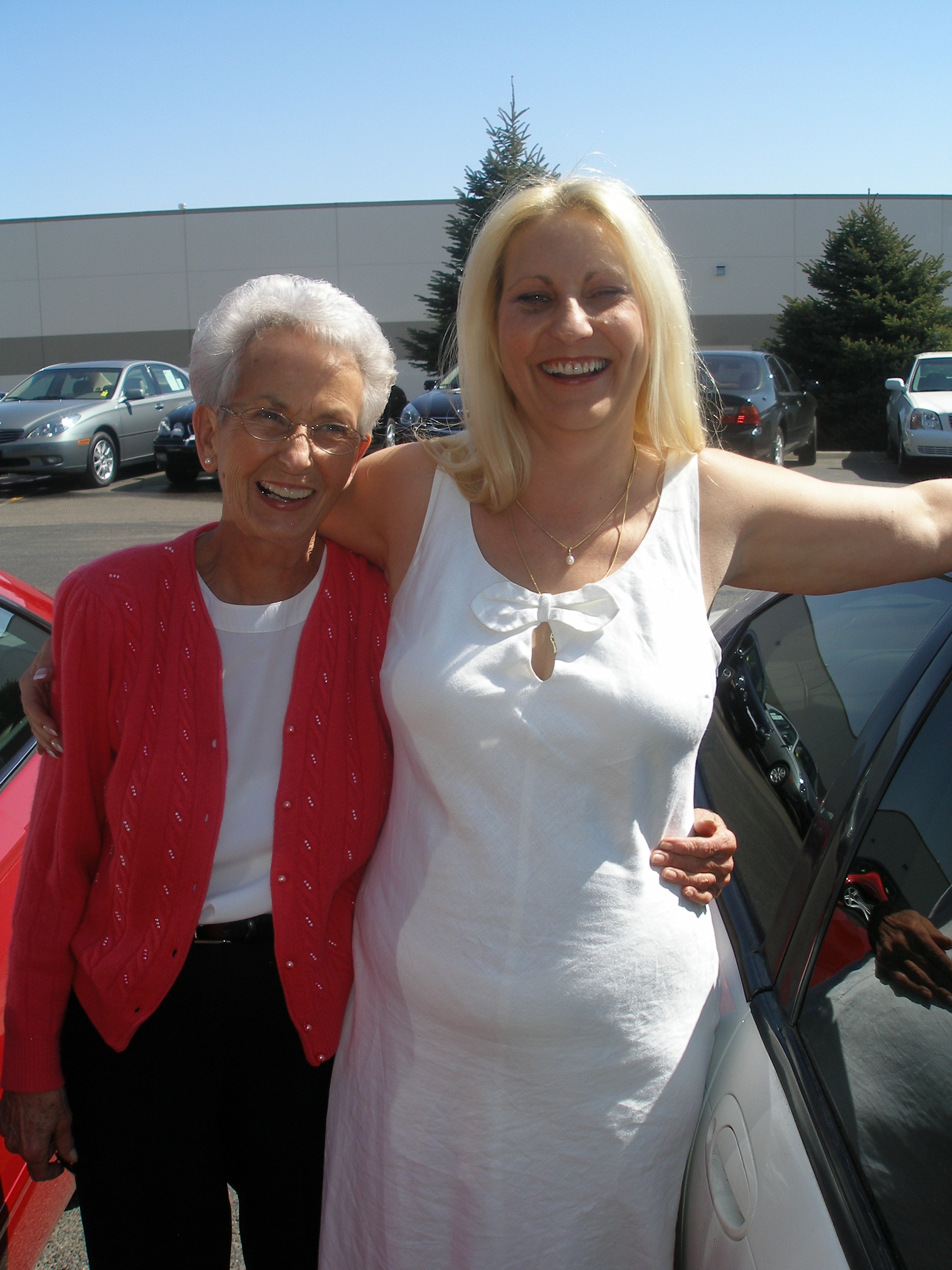 Two women smiling together outdoors at Oasis CSL
