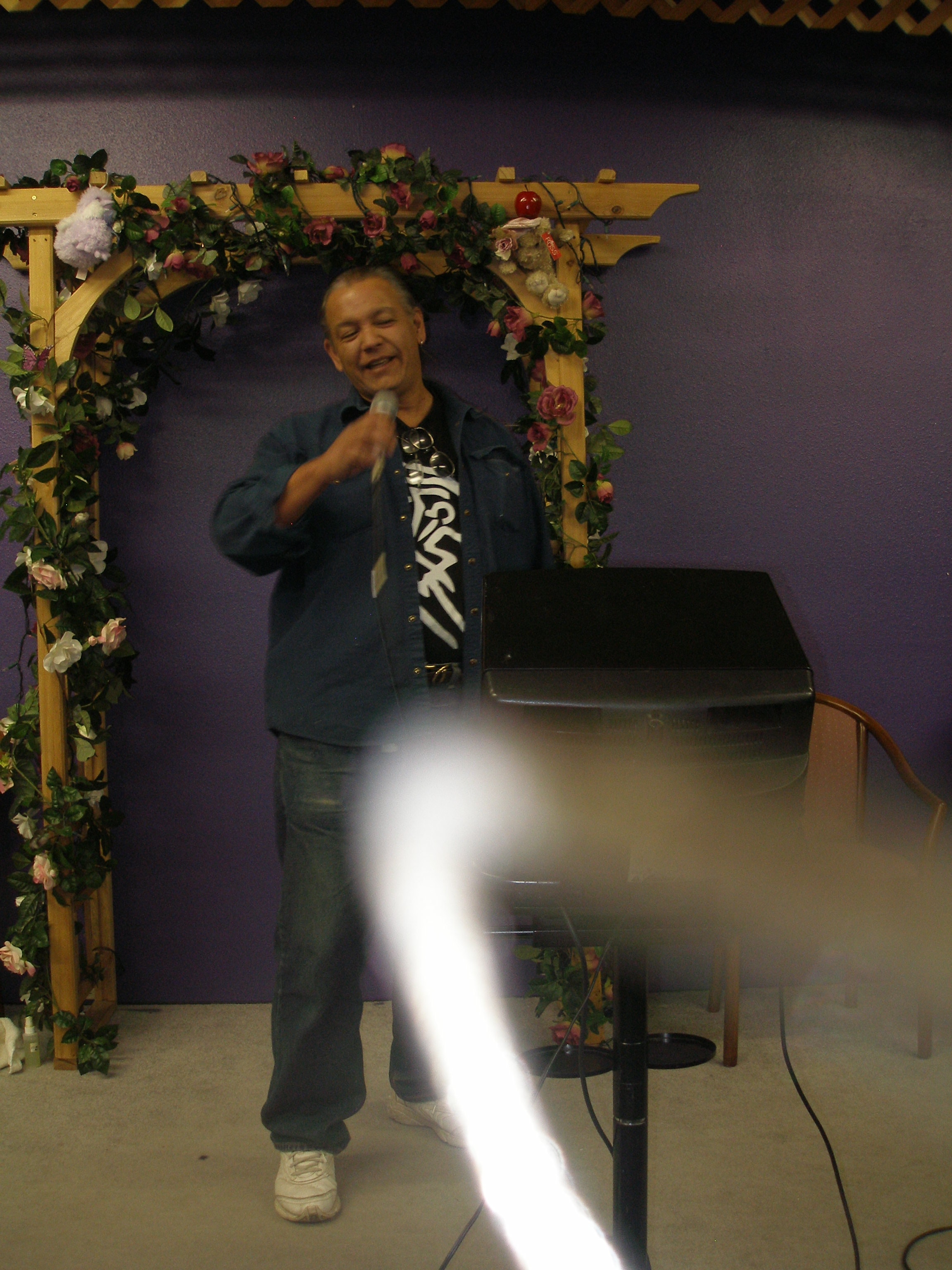 Man and woman singing together with microphones at Oasis CSL community gathering